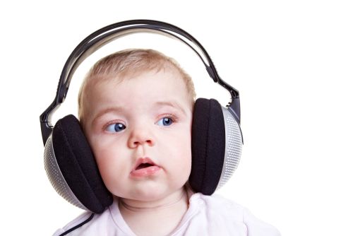 bebe écoutant de la musique